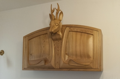 1187-Szafka-drewniana-z-glowa-sarny
