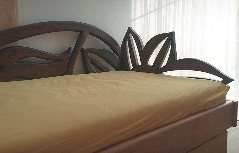 drewniane łóżko unikatowe słonecznik