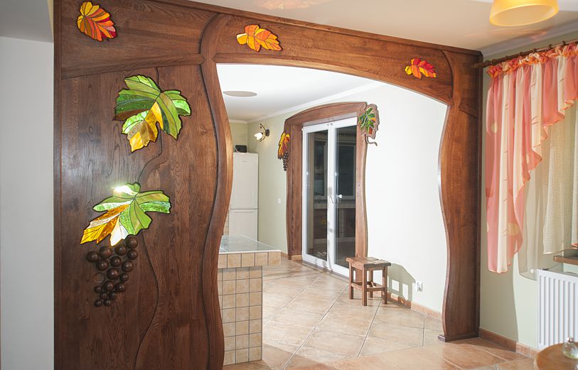 drzwi drewniane szafki z witrażami